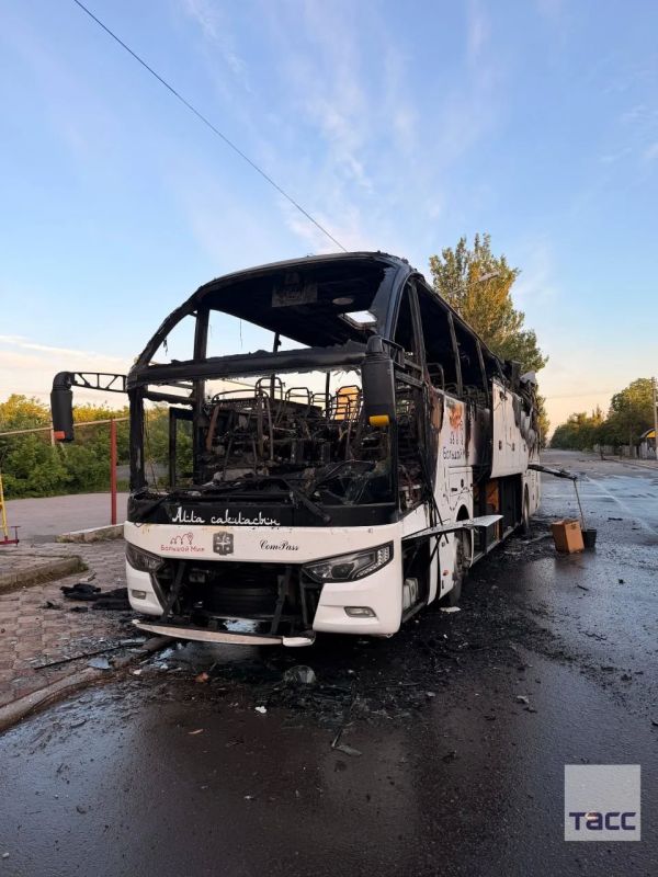 Опубликованы кадры разбитого ударом украинского дрона рейсового автобуса "Москва – Симферополь" в ДНР Опубликованы кадры разбитого ударом украинского дрона рейсового автобуса "Москва – Симферополь" в ДНР