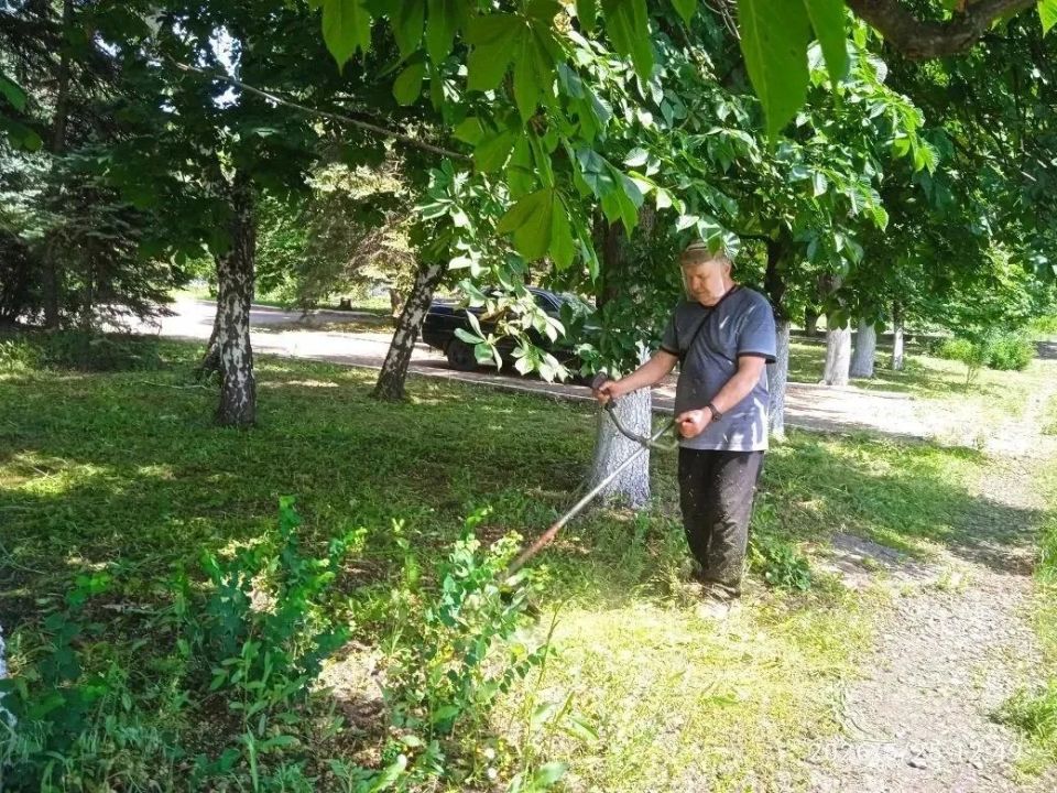 В Шахтерском округе продолжается покос травы В Шахтерском округе продолжается покос травы