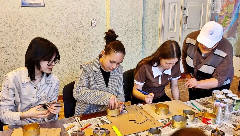 Мастер-класс по изготовлению окопных свечей: активисты Тореза поддерживают фронт Мастер-класс по изготовлению окопных свечей: активисты Тореза поддерживают фронт