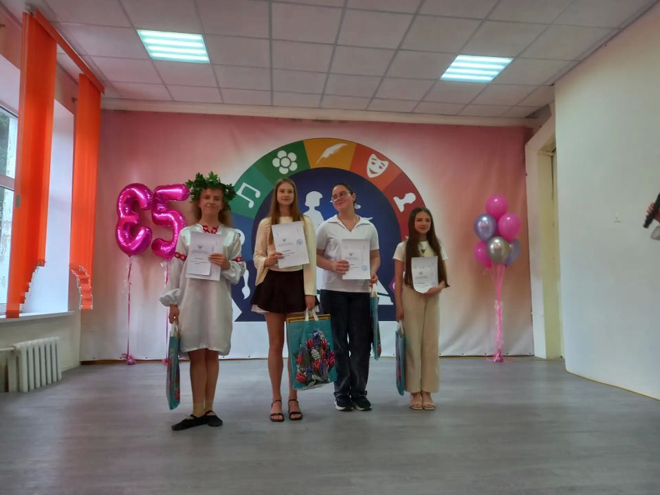 ДДЮТ Ясиноватой – 35 лет. Вечно юный, живущий в атмосфере творчества, вдохновения и детской фантазии, за три с половиной десятилетия Дом детского и юношеского творчества стал вторым домом для сотен, если не тысяч мальчишек и... ДДЮТ Ясиноватой – 35 лет. Вечно юный, живущий в атмосфере творчества, вдохновения и детской фантазии, за три с половиной десятилетия Дом детского и юношеского творчества стал вторым домом для сотен, если не тысяч мальчишек и...