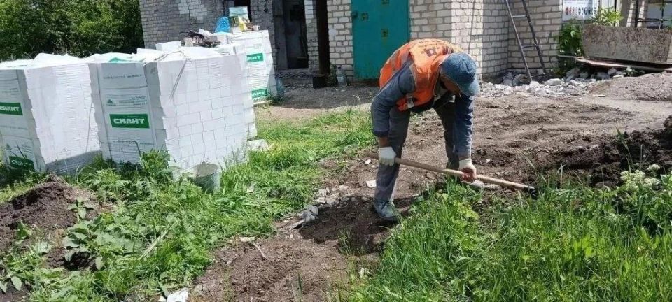 Строители из Хабаровского края защитили крышу от протечек на ВНС «Хлораторная» в Дебальцево Строители из Хабаровского края защитили крышу от протечек на ВНС «Хлораторная» в Дебальцево
