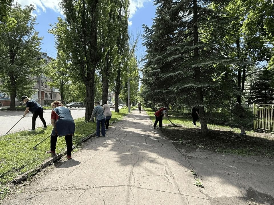 Сегодня, 4 июня, в рамках акции «Чистый четверг», коллективы ГКДОУ «Детский сад № 110 общеразвивающего вида городского округа Макеевка», ГБПОУ "Макеевский транспортно-технологический колледж" и МБУДО «Спортивная школа № 2...