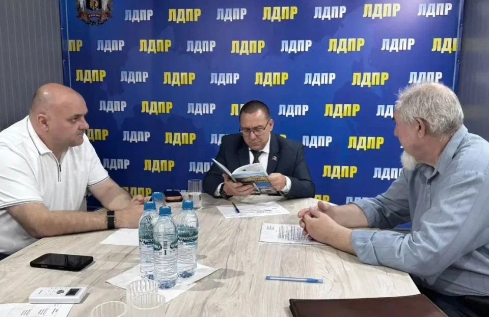 Андрей Крамар: Как обычно, пятница насыщенна работой: здесь и очередное пленарное заседание Народного Совета, и ежемесячный Всероссийский прием граждан депутатами ЛДПР