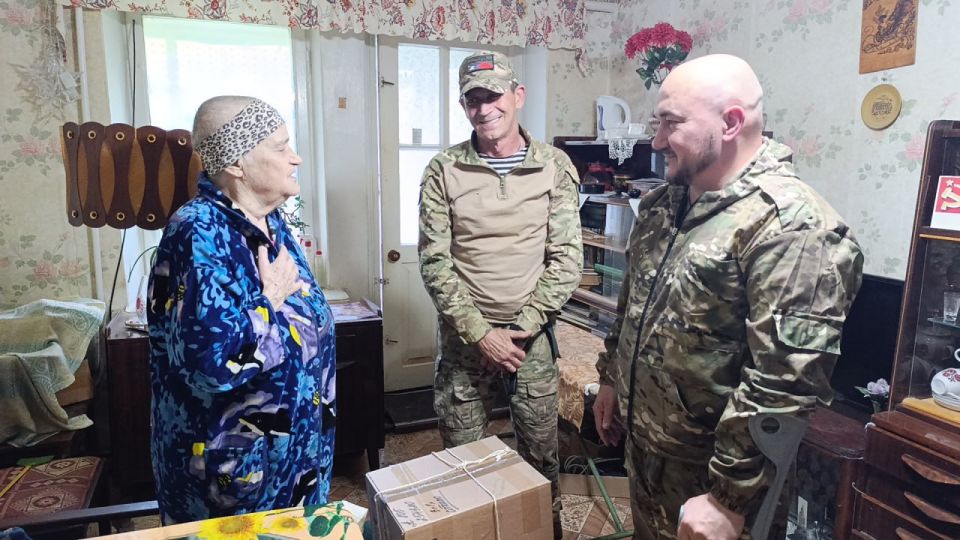 Пенсионерка из Амвросиевки собрала лекарства для бойцов на передовую Пенсионерка из Амвросиевки собрала лекарства для бойцов на передовую