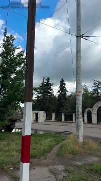 Прилет российского FPV дрона на оптоволокне по грузовику ВСУ на маршруте снабжения в Славянске