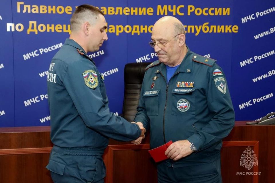 За мужество, самоотдачу и героизм: в ДНР сотрудникам МЧС вручили ведомственные награды За мужество, самоотдачу и героизм: в ДНР сотрудникам МЧС вручили ведомственные награды