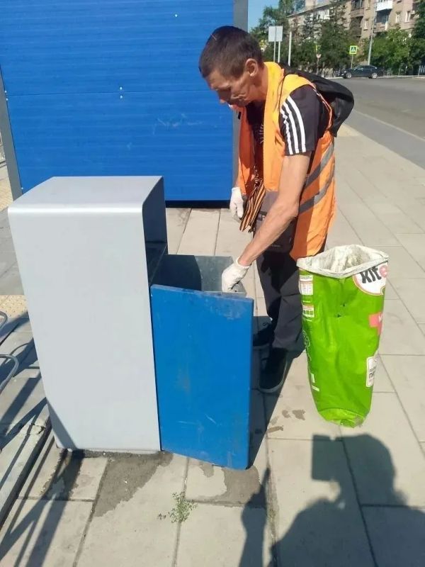 Коммунальщики Снежного продолжают благоустраивать территории общего пользования Коммунальщики Снежного продолжают благоустраивать территории общего пользования