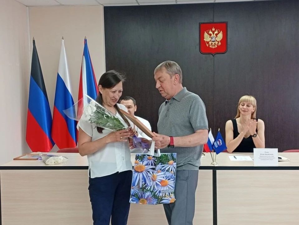 Александр Пеняев: Поздравил с профессиональным праздником людей, избравших своим делом служение людям Александр Пеняев: Поздравил с профессиональным праздником людей, избравших своим делом служение людям