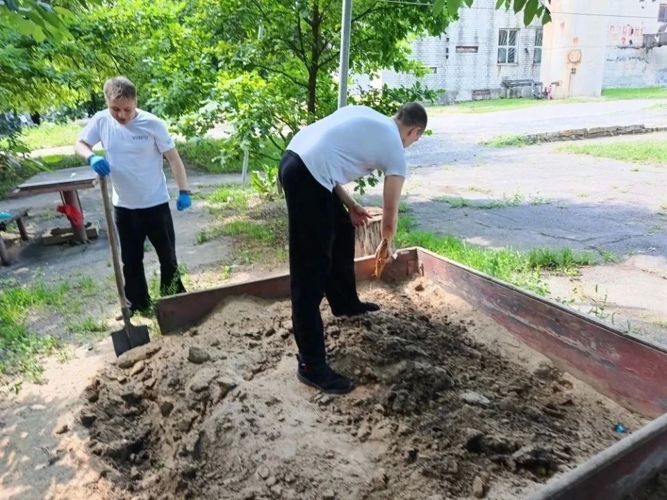 Благие дела объединяют: в Иловайске дружные соседи вышли на субботник Благие дела объединяют: в Иловайске дружные соседи вышли на субботник