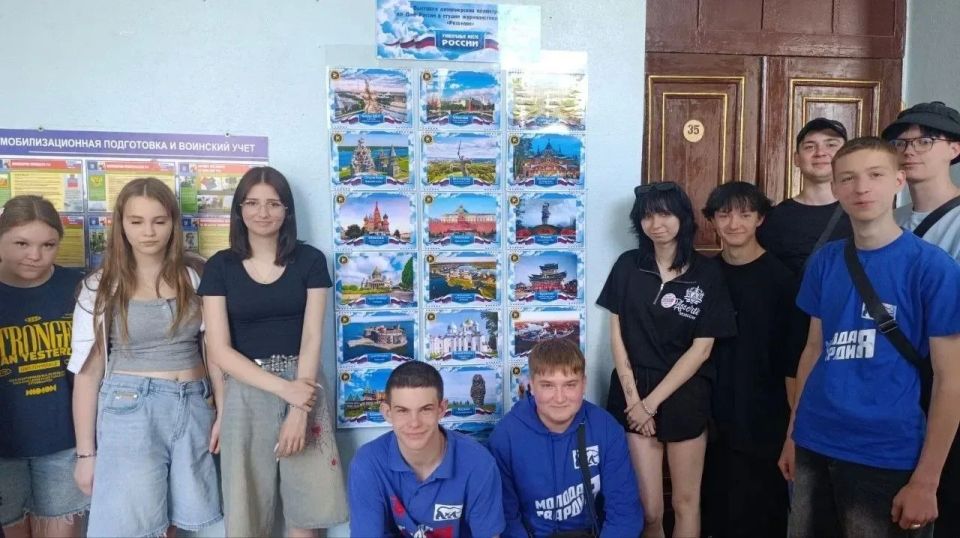 В студии журналистики и дизайна «Резонанс» МБУ «ДК им. В. Маяковского г.о. Торез» была оформлена выставка дизайнерских иллюстраций «Уникальные места России» В студии журналистики и дизайна «Резонанс» МБУ «ДК им. В. Маяковского г.о. Торез» была оформлена выставка дизайнерских иллюстраций «Уникальные места России»