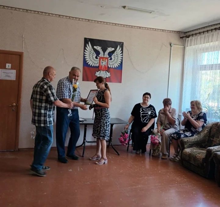 Председатель Амвросиевского муниципального совета Александр Алексеевич Шульга поздравил работников социальной сферы с их профессиональным праздником Председатель Амвросиевского муниципального совета Александр Алексеевич Шульга поздравил работников социальной сферы с их профессиональным праздником