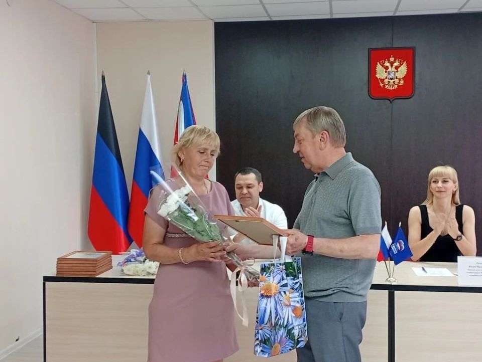 Александр Пеняев: Поздравил с профессиональным праздником людей, избравших своим делом служение людям Александр Пеняев: Поздравил с профессиональным праздником людей, избравших своим делом служение людям