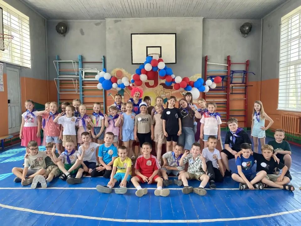 Сегодня, 8 июня, в ГБОУ Лицей "Олимп", культорганизатор Дворца культуры - Богданова Светлана Витальевна, в образе «Клоунессы Клпы», провела яркую и весёлую игровую программу для участников летнего школьного лагеря