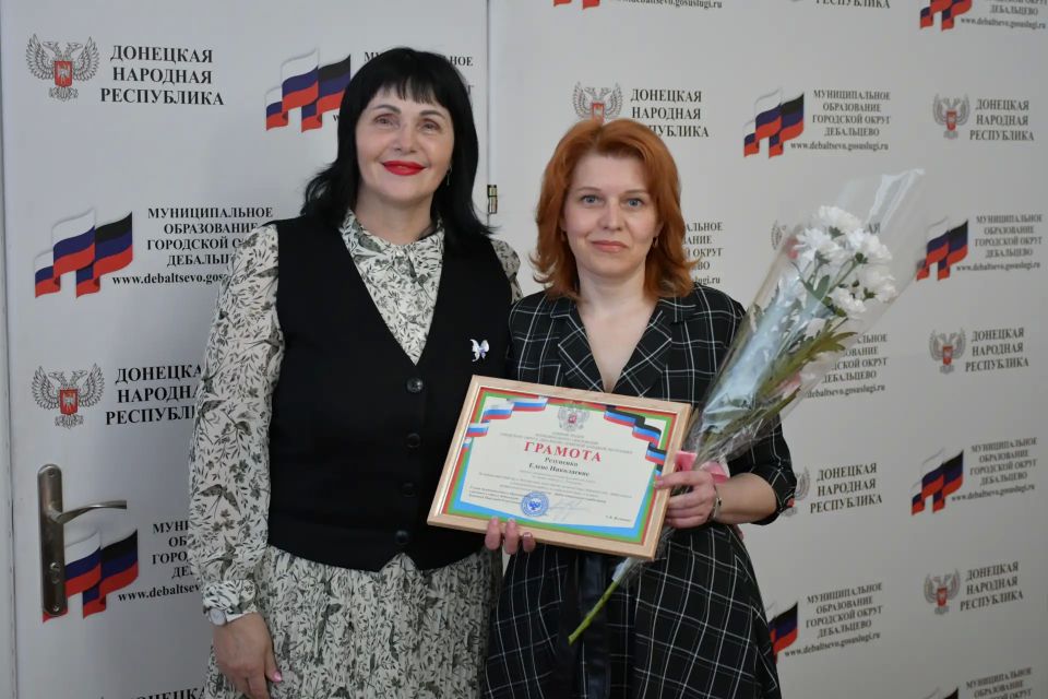 В Дебальцево поздравили работников социальной сферы с профессиональным праздником: слова признательности и награды В Дебальцево поздравили работников социальной сферы с профессиональным праздником: слова признательности и награды