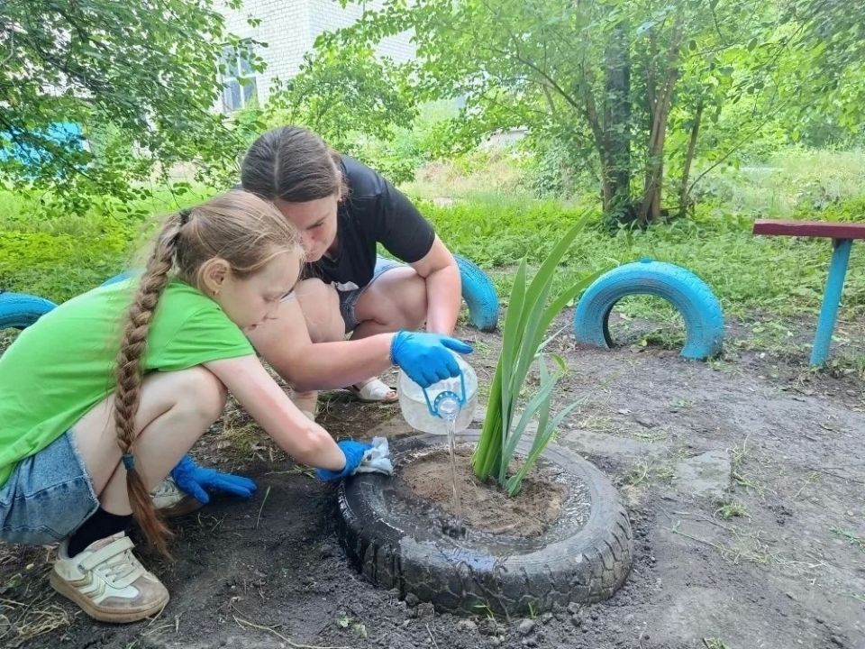Благие дела объединяют: в Иловайске дружные соседи вышли на субботник Благие дела объединяют: в Иловайске дружные соседи вышли на субботник