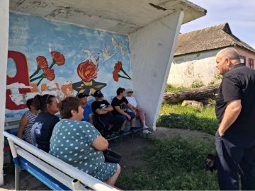 Председатель Амвросиевского муниципального совета, депутат Александр Алексеевич Шульга, провел встречу с жителями села Петропавловка