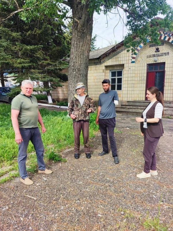 Депутат Амвросиевского муниципального совета Андрей Луняка провел встречу с жителями села Ленинское