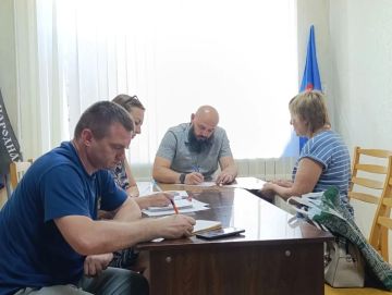 Заместитель главы администрации Амвросиевского муниципального округа Виталий Щуров провёл приём граждан, в ходе которого были рассмотрены следующие вопросы:
