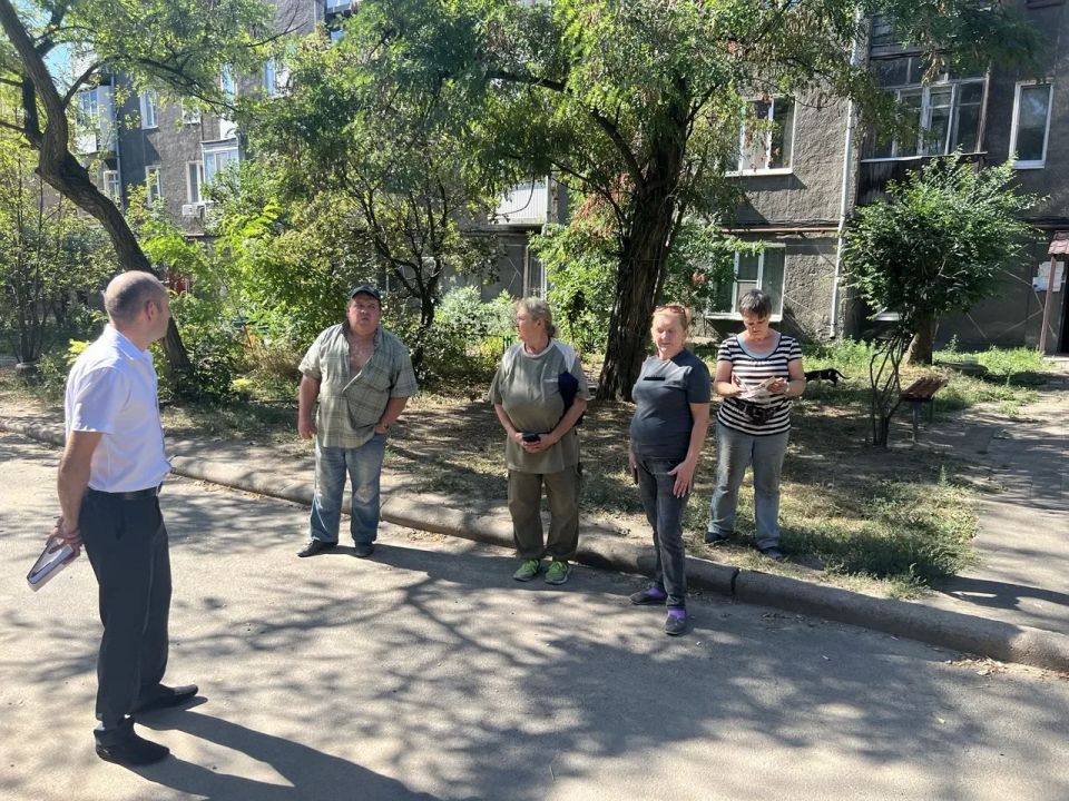 Сегодня, 8 июня, состоялась встреча с жителями района, на которой присутствовал заместитель руководителя Управы Ленинского внутригородского района Анатолий Разумов Сегодня, 8 июня, состоялась встреча с жителями района, на которой присутствовал заместитель руководителя Управы Ленинского внутригородского района Анатолий Разумов