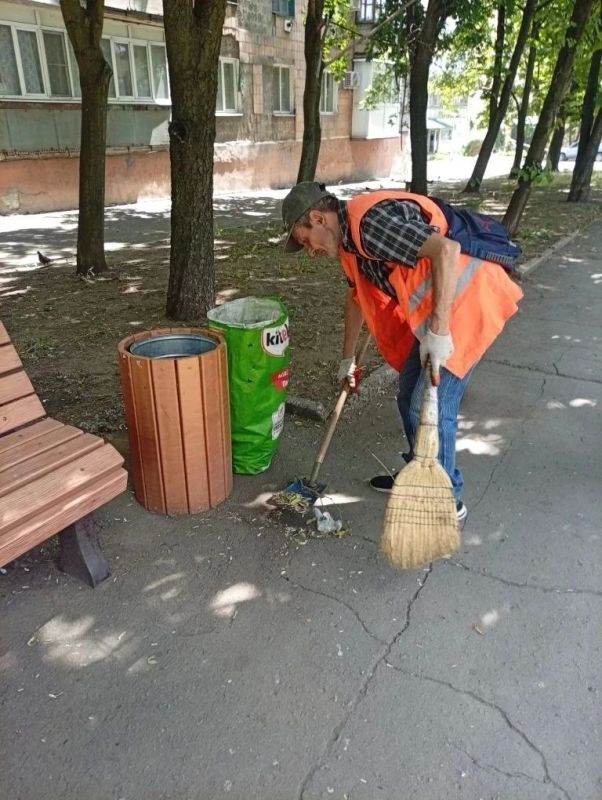 Коммунальщики Снежного продолжают благоустраивать территории общего пользования Коммунальщики Снежного продолжают благоустраивать территории общего пользования