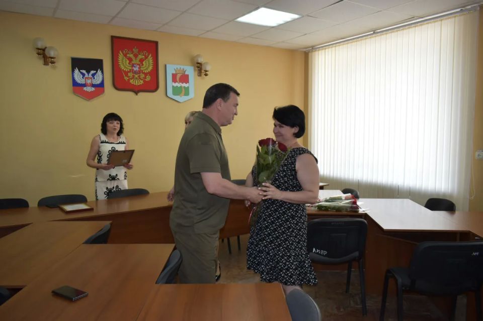 Глава Амвросиевского муниципального округа Игорь Лызов поздравил работников социальной сферы Глава Амвросиевского муниципального округа Игорь Лызов поздравил работников социальной сферы