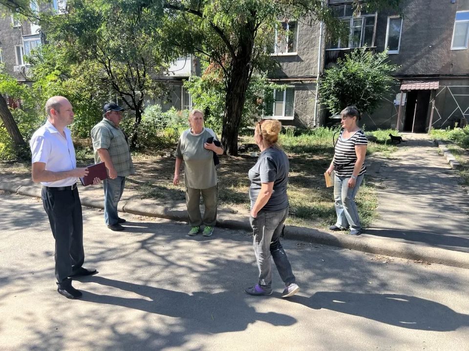Сегодня, 8 июня, состоялась встреча с жителями района, на которой присутствовал заместитель руководителя Управы Ленинского внутригородского района Анатолий Разумов