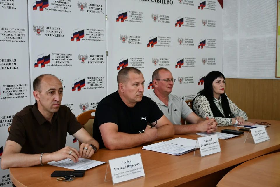 Сегодня, 8 июня, заместитель главы администрации городского округа Дебальцево, Бессараб Валерий Иванович провел расширенное аппаратное совещание