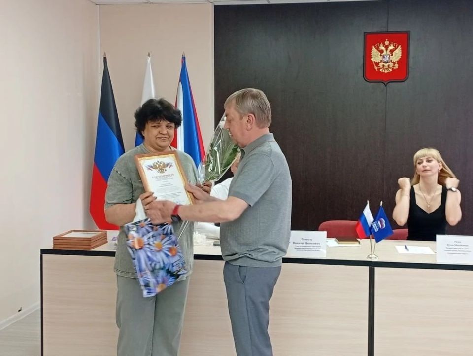 Александр Пеняев: Поздравил с профессиональным праздником людей, избравших своим делом служение людям Александр Пеняев: Поздравил с профессиональным праздником людей, избравших своим делом служение людям