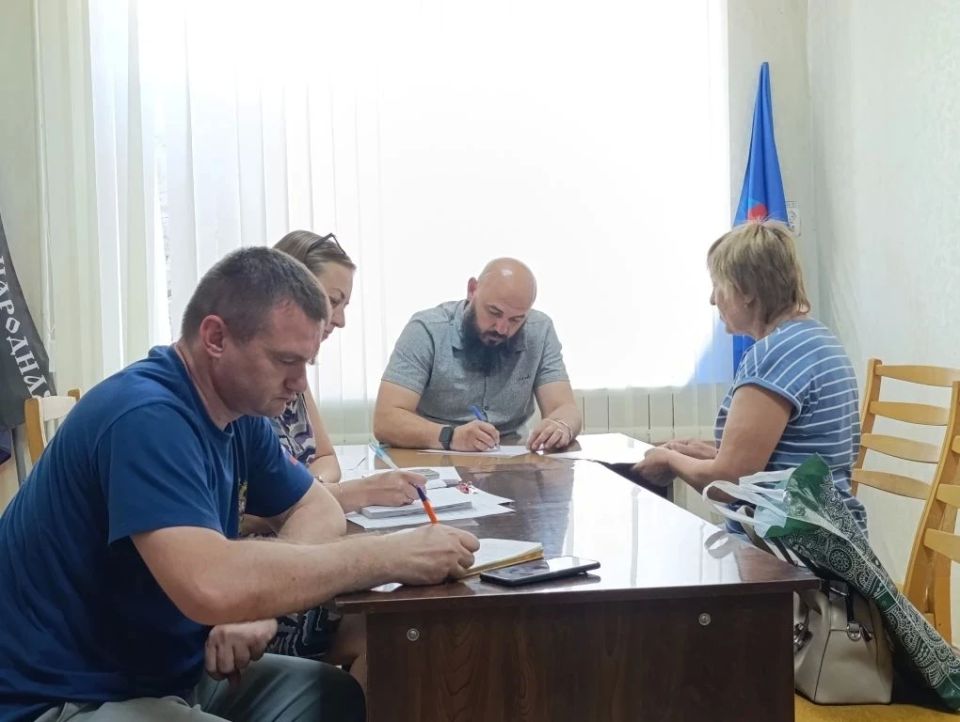 Заместитель главы администрации Амвросиевского муниципального округа Виталий Щуров провёл приём граждан, в ходе которого были рассмотрены следующие вопросы: