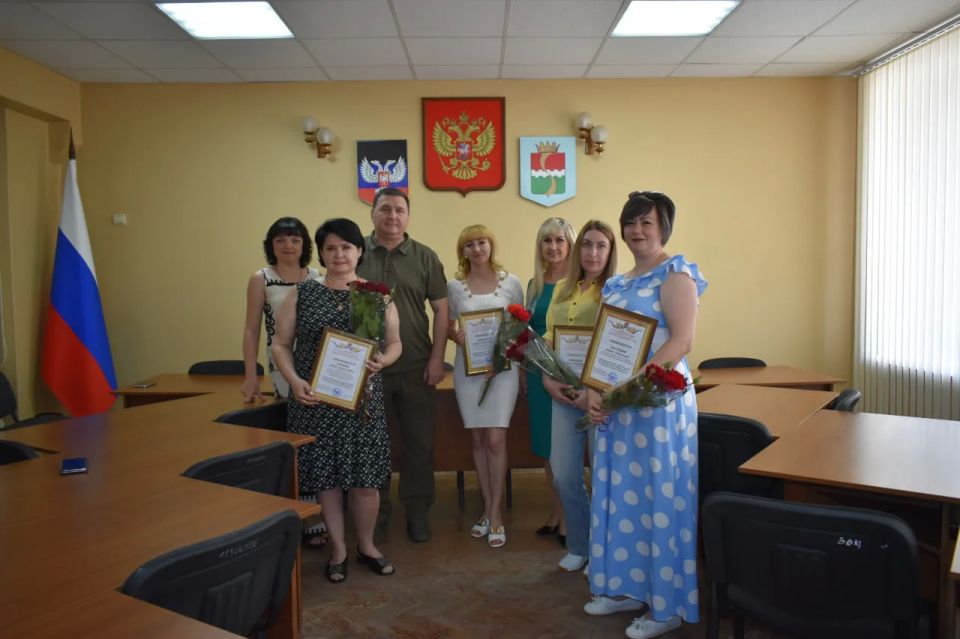 Глава Амвросиевского муниципального округа Игорь Лызов поздравил работников социальной сферы