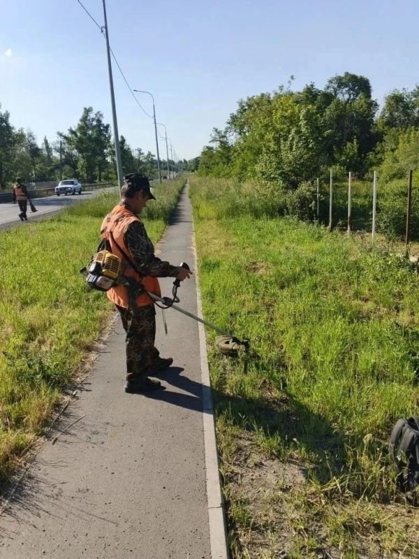 Коммунальщики Снежного продолжают благоустраивать территории общего пользования Коммунальщики Снежного продолжают благоустраивать территории общего пользования