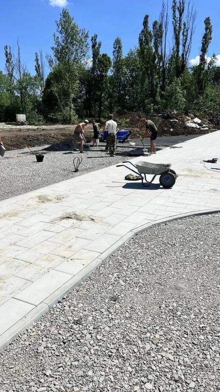 В парке «Юбилейный» городского округа Торез ведутся работы по созданию новой спортивной площадки В парке «Юбилейный» городского округа Торез ведутся работы по созданию новой спортивной площадки