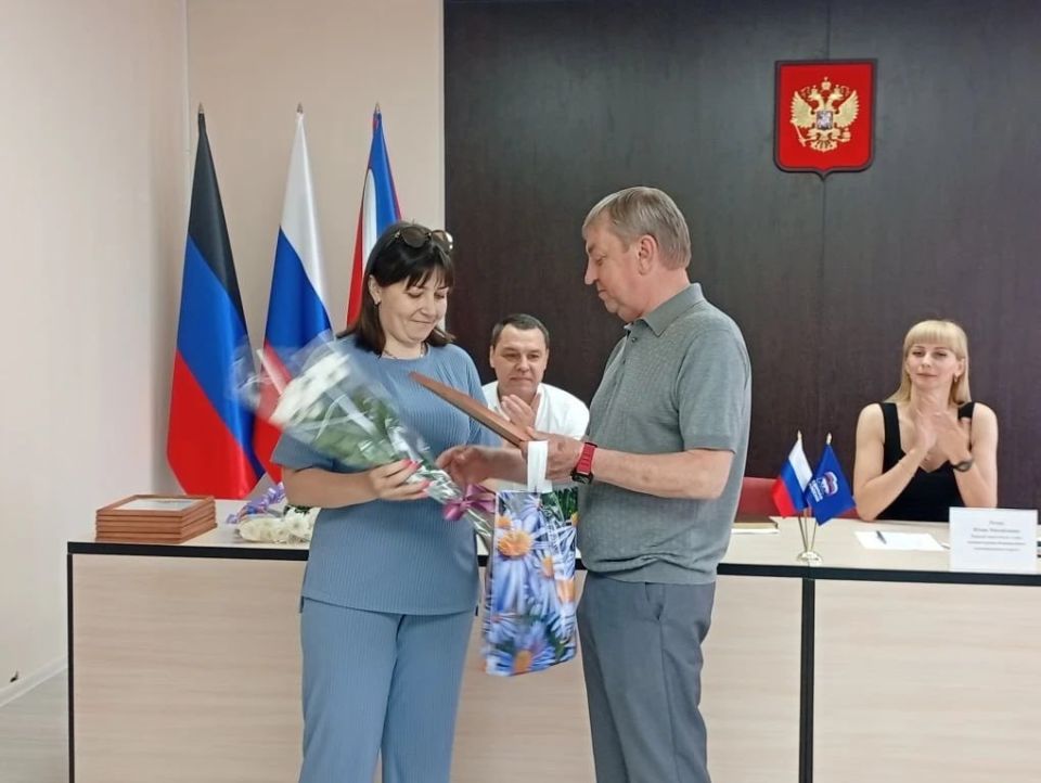 Александр Пеняев: Поздравил с профессиональным праздником людей, избравших своим делом служение людям Александр Пеняев: Поздравил с профессиональным праздником людей, избравших своим делом служение людям