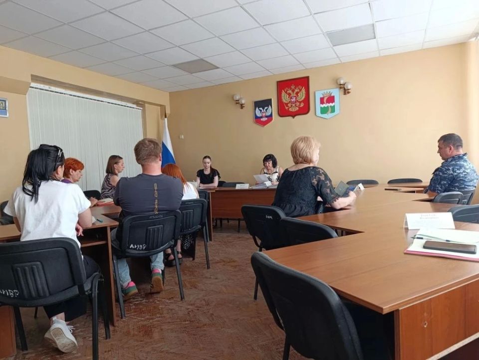 В администрации Амвросиевского муниципального округа состоялось очередное заседание комиссии по делам несовершеннолетних и защите их прав под председательством Крюковой Елены Николаевны
