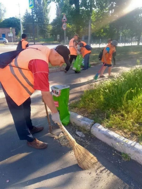 Коммунальщики Снежного продолжают благоустраивать территории общего пользования Коммунальщики Снежного продолжают благоустраивать территории общего пользования