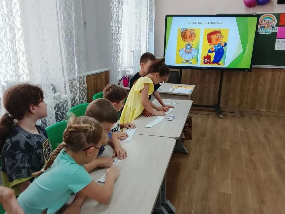 В Марьяновской школе Старобешевского м. о. в лагере «Ромашка» прошли уроки хороших манер