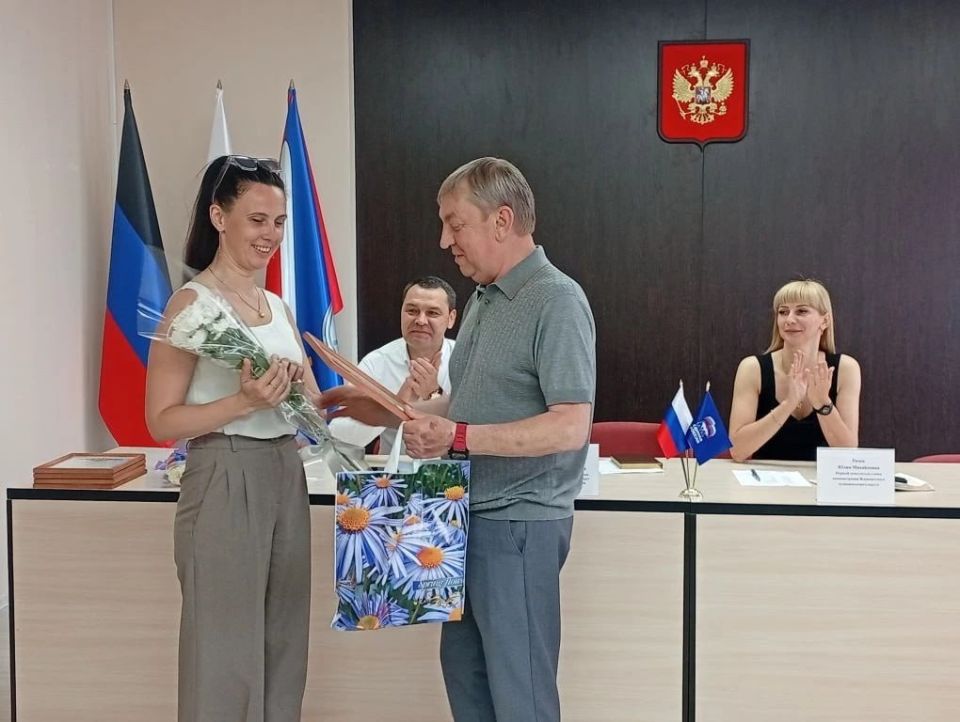 Александр Пеняев: Поздравил с профессиональным праздником людей, избравших своим делом служение людям Александр Пеняев: Поздравил с профессиональным праздником людей, избравших своим делом служение людям