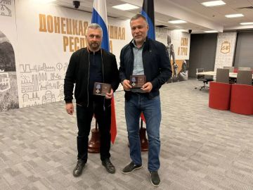 Денис Пушилин: Отметил заслуги хоккейного клуба «Донецк», который стал бронзовым призером в Лиге Будущих Чемпионов 40+ на фестивале Ночной хоккейной лиги в Сочи