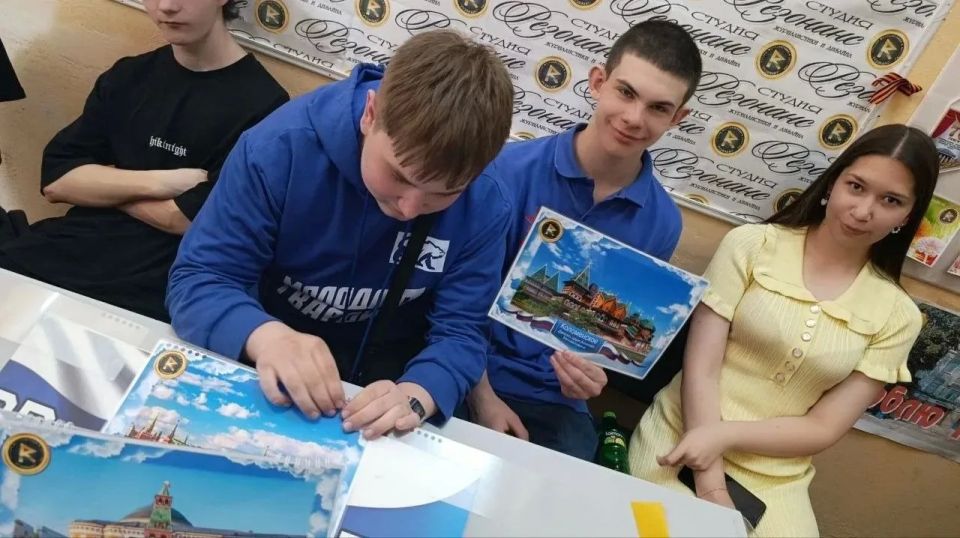 В студии журналистики и дизайна «Резонанс» МБУ «ДК им. В. Маяковского г.о. Торез» была оформлена выставка дизайнерских иллюстраций «Уникальные места России» В студии журналистики и дизайна «Резонанс» МБУ «ДК им. В. Маяковского г.о. Торез» была оформлена выставка дизайнерских иллюстраций «Уникальные места России»