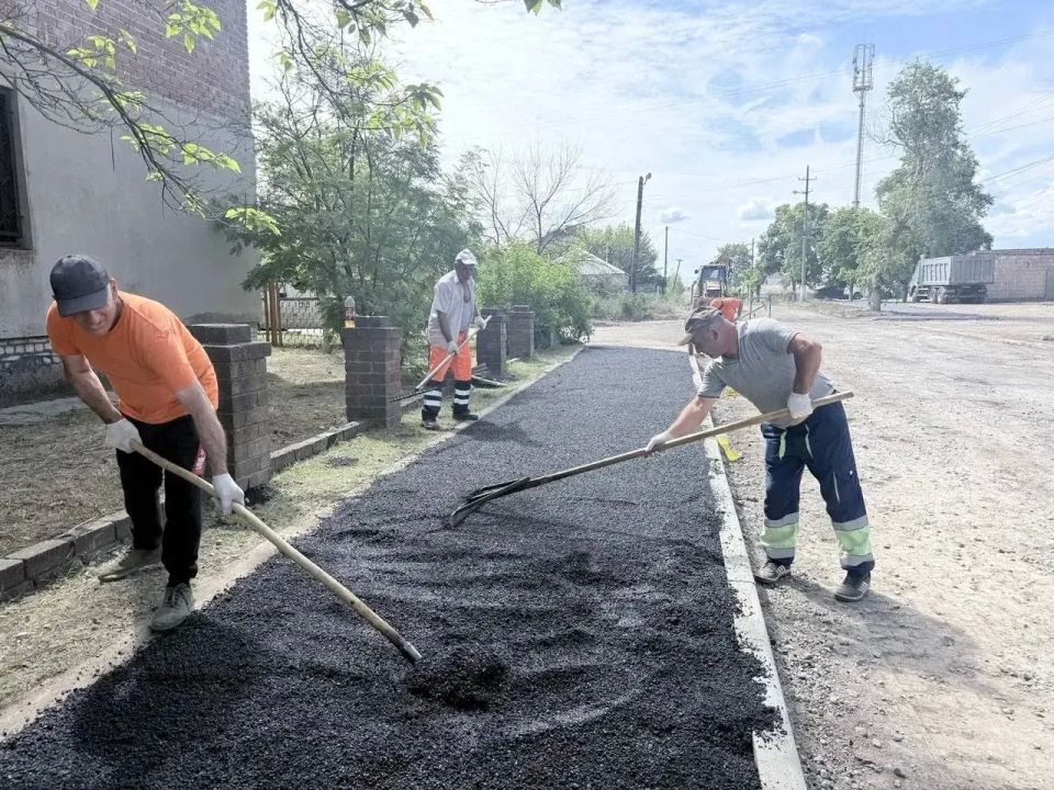 Нижегородские подрядчики закончили обновление тротуара в Мангуше Нижегородские подрядчики закончили обновление тротуара в Мангуше
