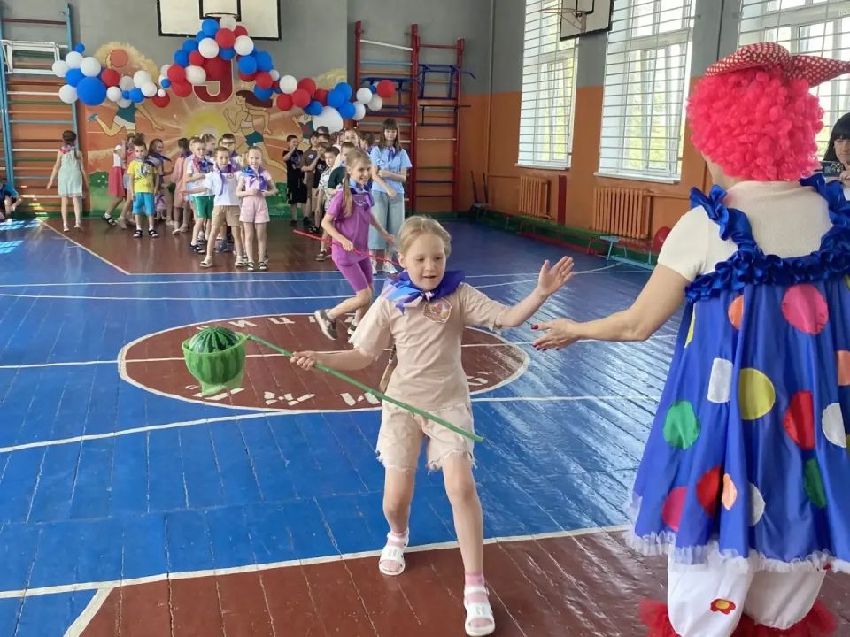 Сегодня, 8 июня, в ГБОУ Лицей "Олимп", культорганизатор Дворца культуры - Богданова Светлана Витальевна, в образе «Клоунессы Клпы», провела яркую и весёлую игровую программу для участников летнего школьного лагеря Сегодня, 8 июня, в ГБОУ Лицей "Олимп", культорганизатор Дворца культуры - Богданова Светлана Витальевна, в образе «Клоунессы Клпы», провела яркую и весёлую игровую программу для участников летнего школьного лагеря