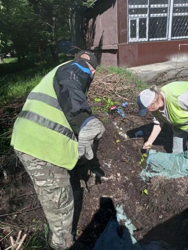 С заботой об округе. Всю минувшую неделю работники коммунального предприятия «Эко-Комфорт-Сервис» продолжали работу по благоустройству наших населенных пунктов С заботой об округе. Всю минувшую неделю работники коммунального предприятия «Эко-Комфорт-Сервис» продолжали работу по благоустройству наших населенных пунктов