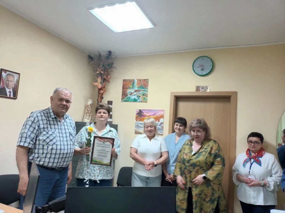 Председатель Амвросиевского муниципального совета Александр Алексеевич Шульга поздравил работников социальной сферы с их профессиональным праздником Председатель Амвросиевского муниципального совета Александр Алексеевич Шульга поздравил работников социальной сферы с их профессиональным праздником