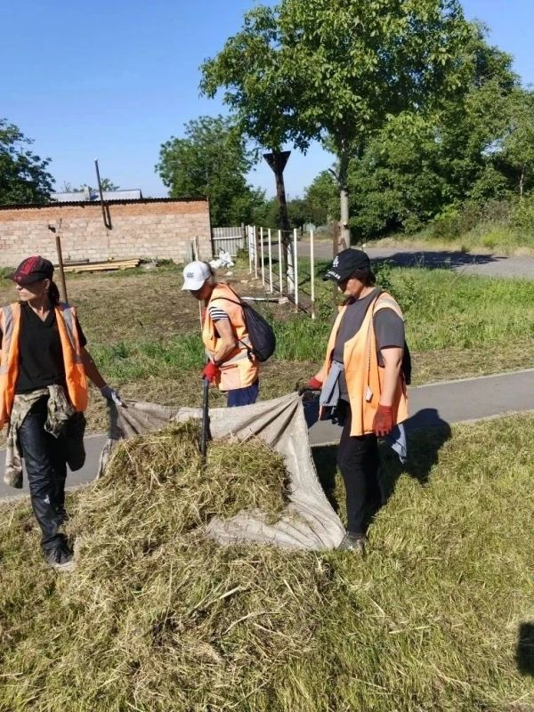 Коммунальщики Снежного продолжают благоустраивать территории общего пользования Коммунальщики Снежного продолжают благоустраивать территории общего пользования