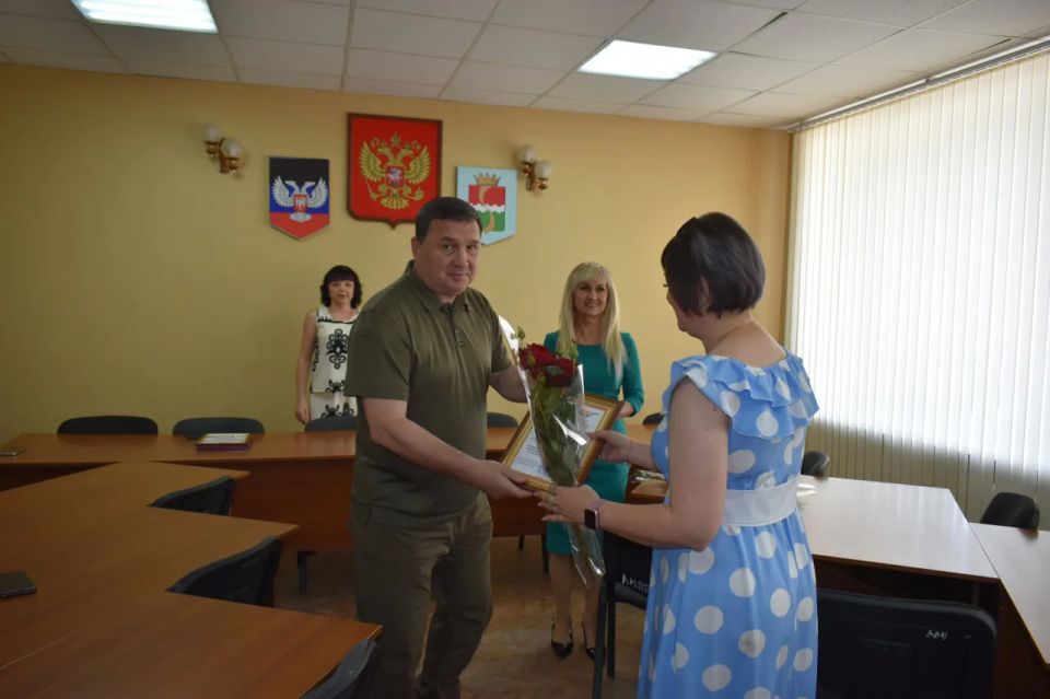 Глава Амвросиевского муниципального округа Игорь Лызов поздравил работников социальной сферы Глава Амвросиевского муниципального округа Игорь Лызов поздравил работников социальной сферы