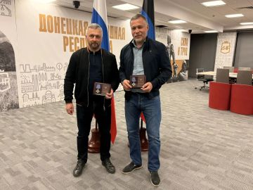 Денис Пушилин: Отметил заслуги хоккейного клуба «Донецк», который стал бронзовым призером в Лиге Будущих Чемпионов 40+ на фестивале Ночной хоккейной лиги в Сочи