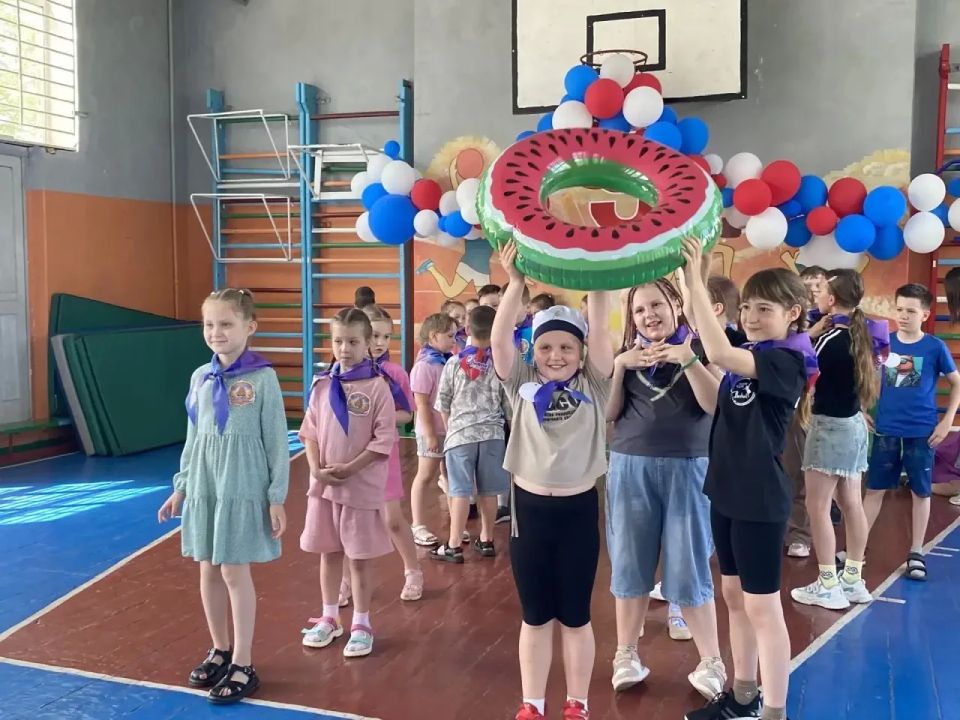 Сегодня, 8 июня, в ГБОУ Лицей "Олимп", культорганизатор Дворца культуры - Богданова Светлана Витальевна, в образе «Клоунессы Клпы», провела яркую и весёлую игровую программу для участников летнего школьного лагеря Сегодня, 8 июня, в ГБОУ Лицей "Олимп", культорганизатор Дворца культуры - Богданова Светлана Витальевна, в образе «Клоунессы Клпы», провела яркую и весёлую игровую программу для участников летнего школьного лагеря