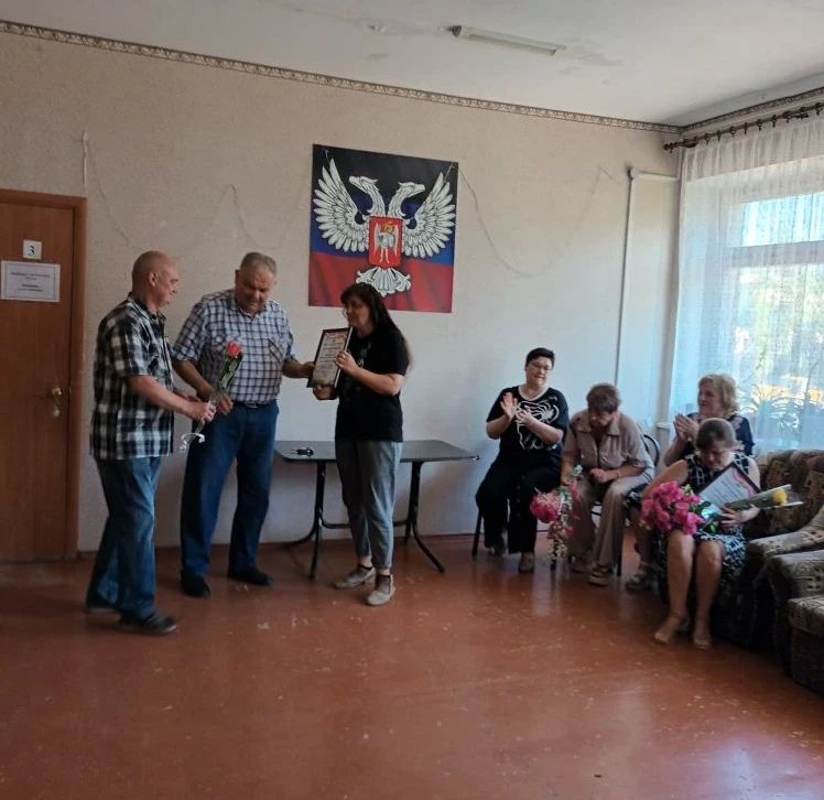 Председатель Амвросиевского муниципального совета Александр Алексеевич Шульга поздравил работников социальной сферы с их профессиональным праздником Председатель Амвросиевского муниципального совета Александр Алексеевич Шульга поздравил работников социальной сферы с их профессиональным праздником