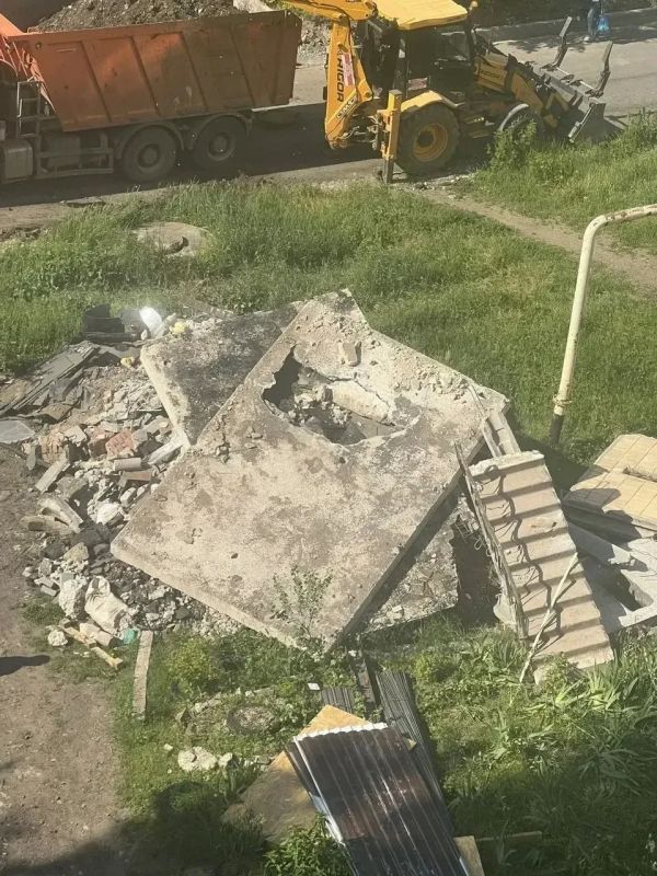 Регион-шеф приступил к ремонту пятиэтажки в Ясиноватой, пострадавшей от обстрелов Регион-шеф приступил к ремонту пятиэтажки в Ясиноватой, пострадавшей от обстрелов