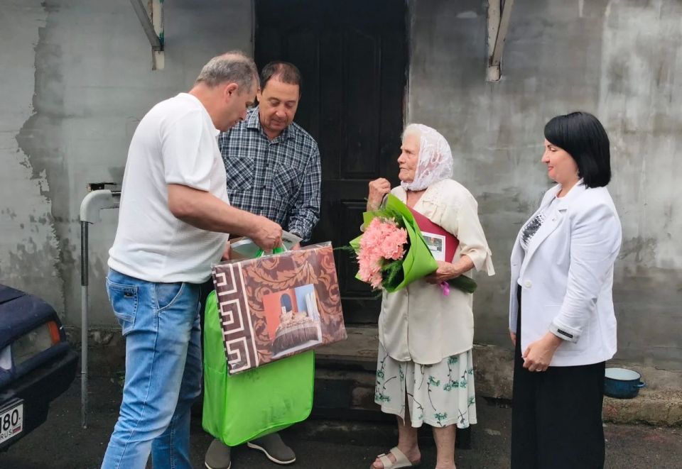 Константин Зинченко: Поздравление с 95-летием Лидии Николаевны Ивановой, жительницы города Волноваха Константин Зинченко: Поздравление с 95-летием Лидии Николаевны Ивановой, жительницы города Волноваха